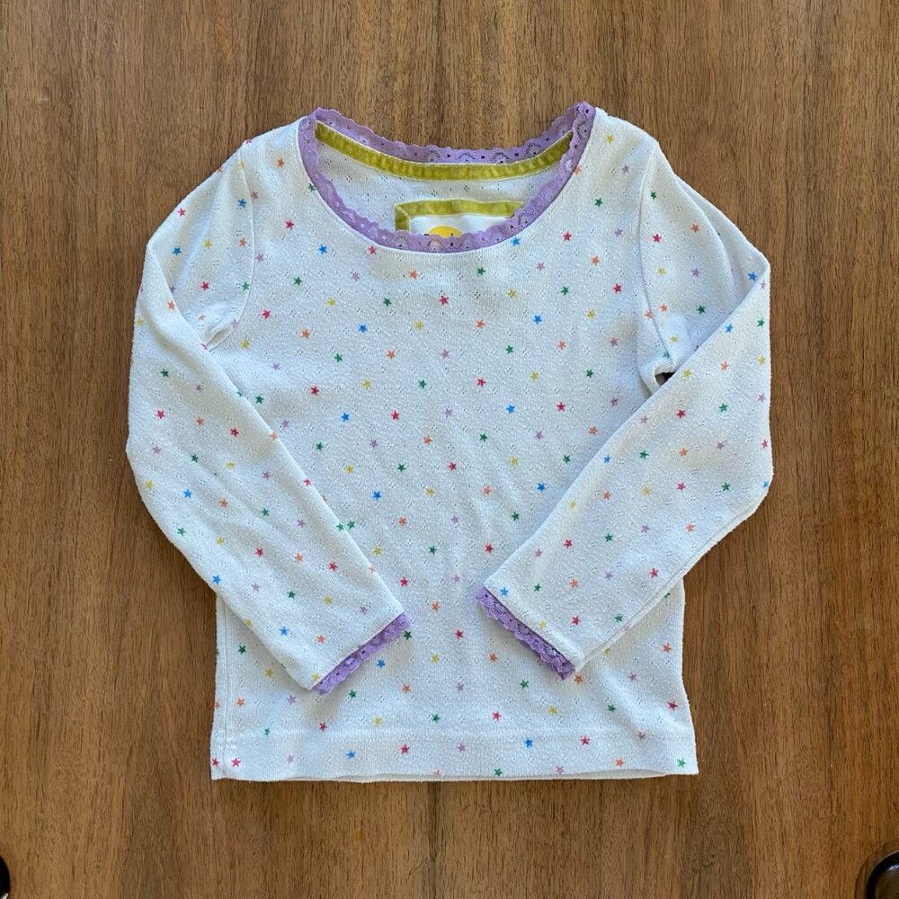 Beautiful Mini Boden pointelle star t-shirt, size 3-4T, cream, purple lace trim